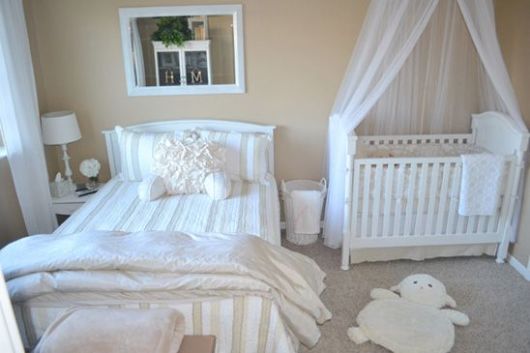 Decoração de quarto de casal branco com berço
