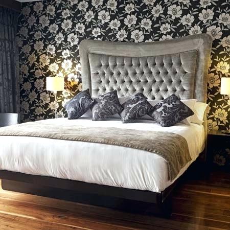 Quarto de casal com papel de parede florido preto e branco