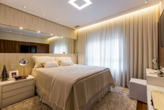 Decoração de quarto de casal planejado com espelhos