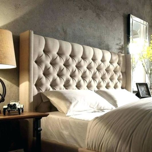 Quarto de casal com papel de parede cinza