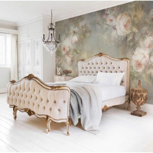 Quarto de casal com papel de parede floral