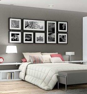 Quarto de casal cinza e branco com quadros