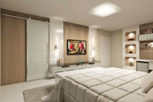 Decoração de quarto de casal planejado guarda roupa branco e marrom