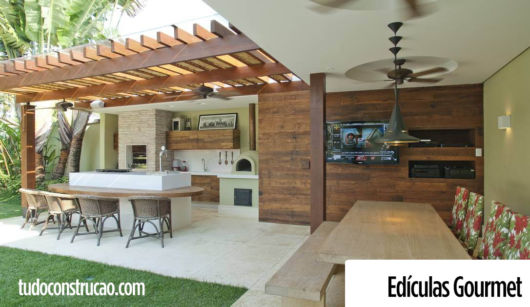 Edícula em L com revestimento de madeira