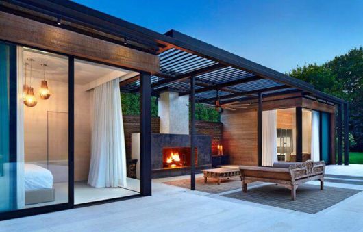 Edícula de madeira com telhado embutido