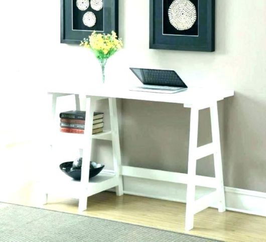  Escrivaninha para quarto pequeno com vaso de flores