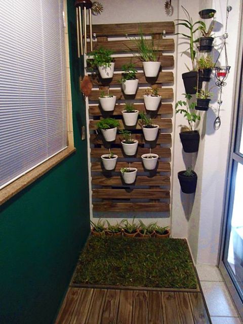 Horta em painel de madeira