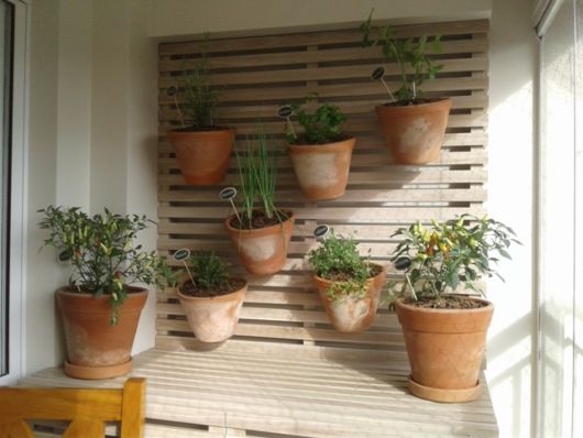 Horta em painel de madeira