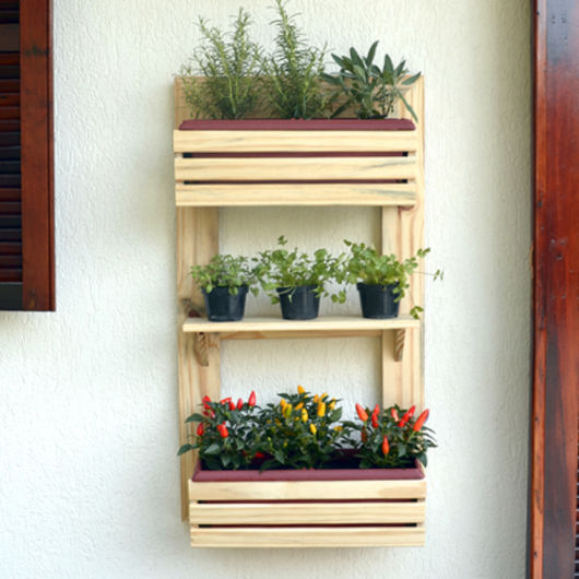 Horta em painel de madeira