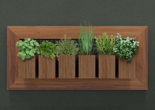 Horta em painel de madeira