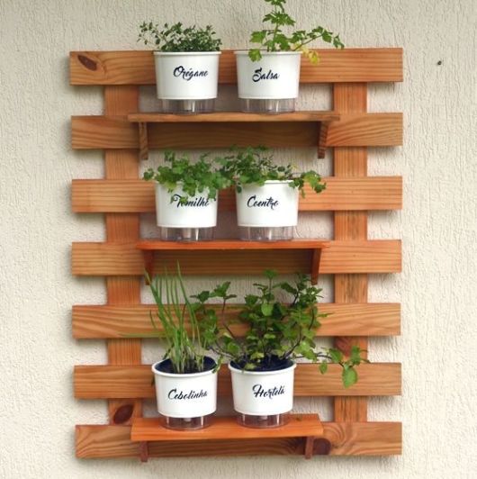 Horta em painel de madeira