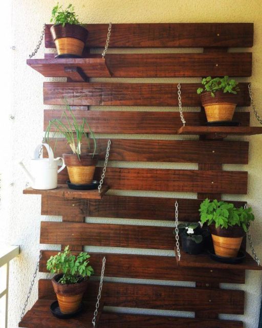 Horta em painel de madeira