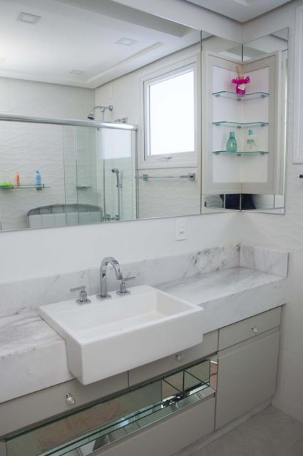 Banheiro branco decorado com mármore