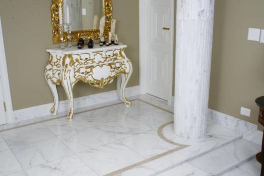 Sala com piso branco de mármore