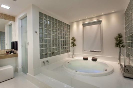 Banheiro branco decorado com mármore