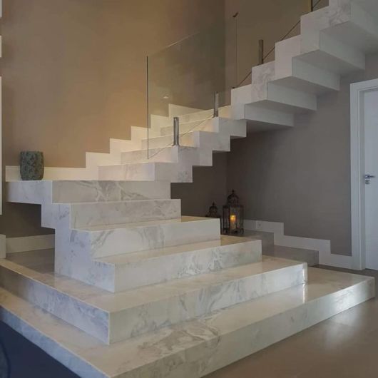 Escada branca revestida com mármore