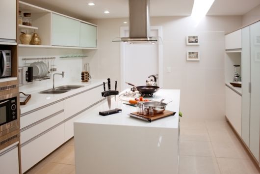 Cozinha decorada com mármore branco