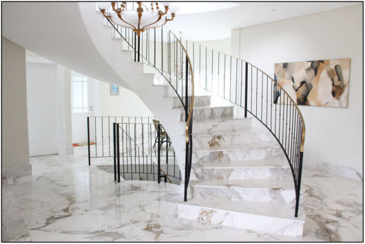 Escada branca revestida com mármore