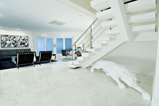 Sala com piso branco de mármore