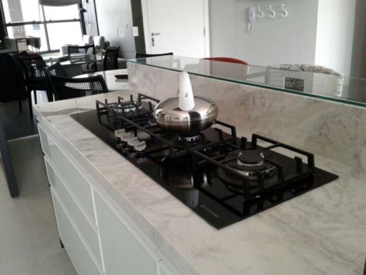 Cozinha decorada com mármore branco
