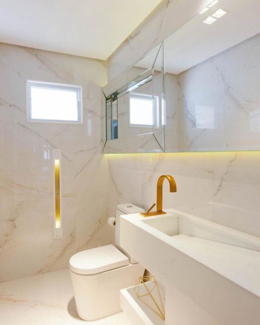 Banheiro branco decorado com mármore