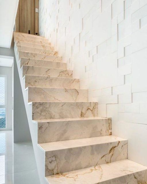Escada branca revestida com mármore