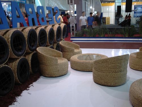 Puff de pneu com encosto