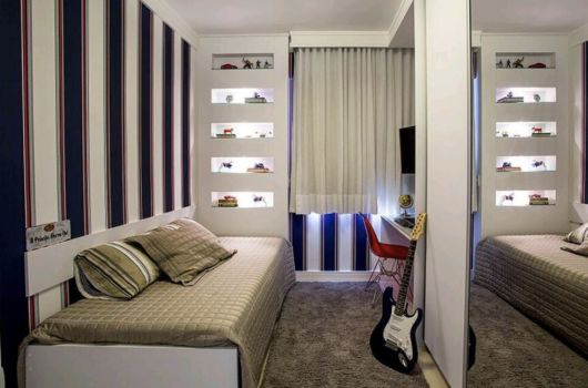 Quarto pequeno decorado de solteiro