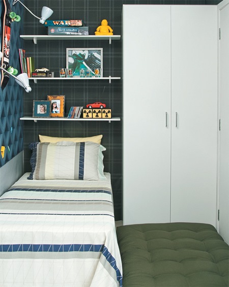 Quarto pequeno decorado de solteiro