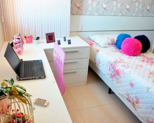 Quarto pequeno decorado de solteiro