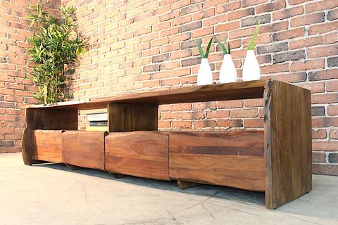 Rack retrô de madeira com vasinhos brancos