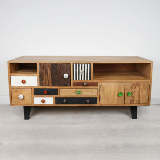 Rack retrô de madeira com gavetas brancas