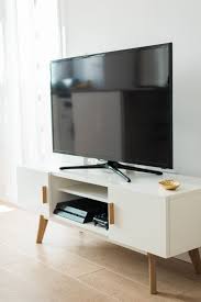 Rack retrô branco com TV grande