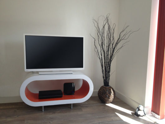 Rack retrô branco e vermelho