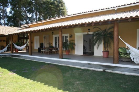 casa grande com varanda na volta.