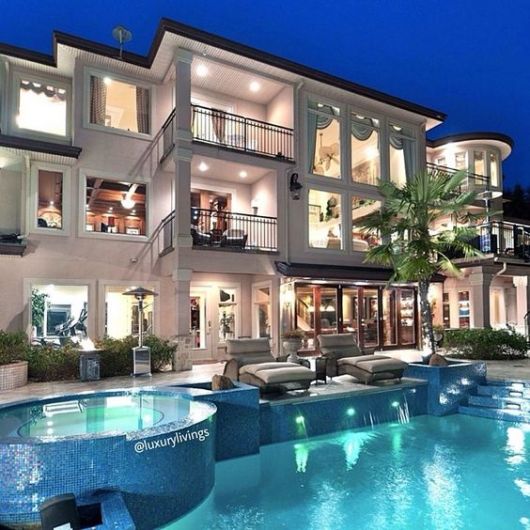 casa de luxo com piscina.
