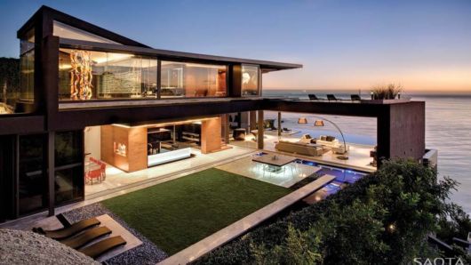 casa de vidro com varanda térrea e sacada.