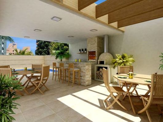 varanda gourmet com mesas de madeira.