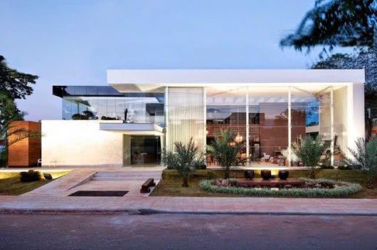 casa de vidro moderna na cor branca.