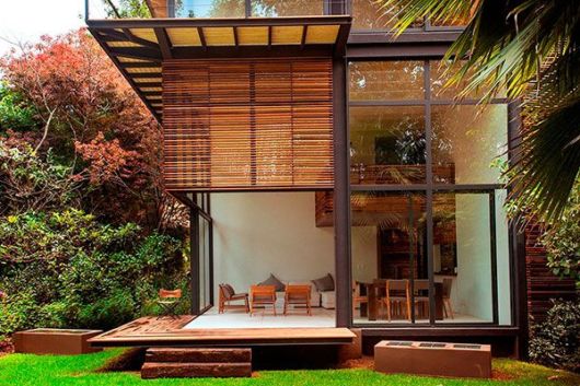 casa de madeira e vidro na cor marrom escuro.