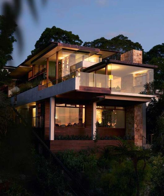 casa de madeira e vidro em declive.