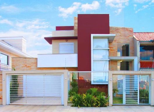 casa com detalhe de parede castanho avermelhado.