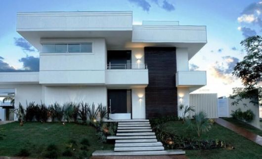 casa branca com marrom.