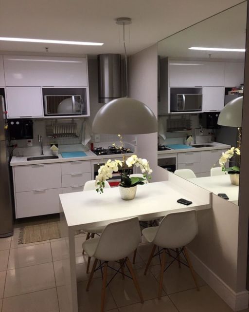 Cozinha pequena com mesa