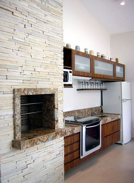 Cozinha pequena com churrasqueira