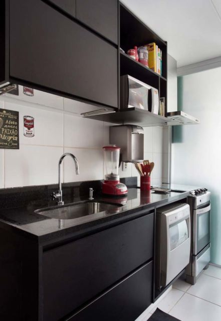 Cozinha preta pequena