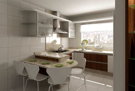 Cozinha pequena com mesa