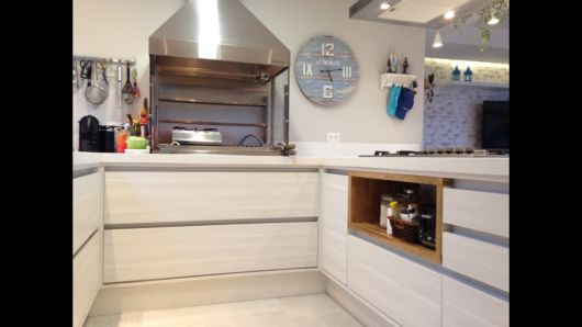 Cozinha pequena com churrasqueira