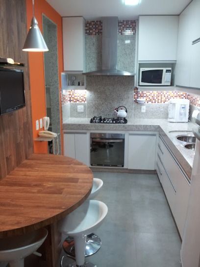 Cozinha pequena com mesa