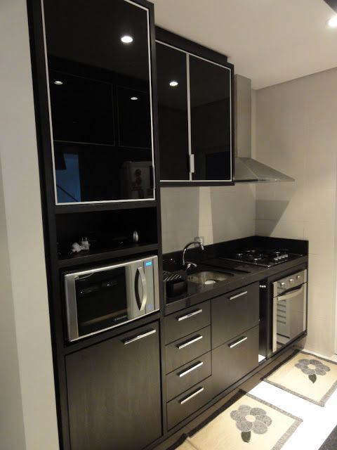 Cozinha preta pequena